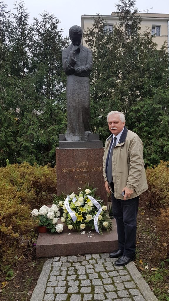 pomnik Marii Skłodowskiej-Curie oraz członek PTBR składający kwiaty